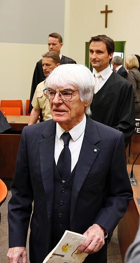 Bernie Ecclestone in München: Der Formel-1-Boss steht wegen Bestechung in Millionenhöhe vor dem Münchner Landgericht. Die Bilder vom ersten Prozess-Tag.