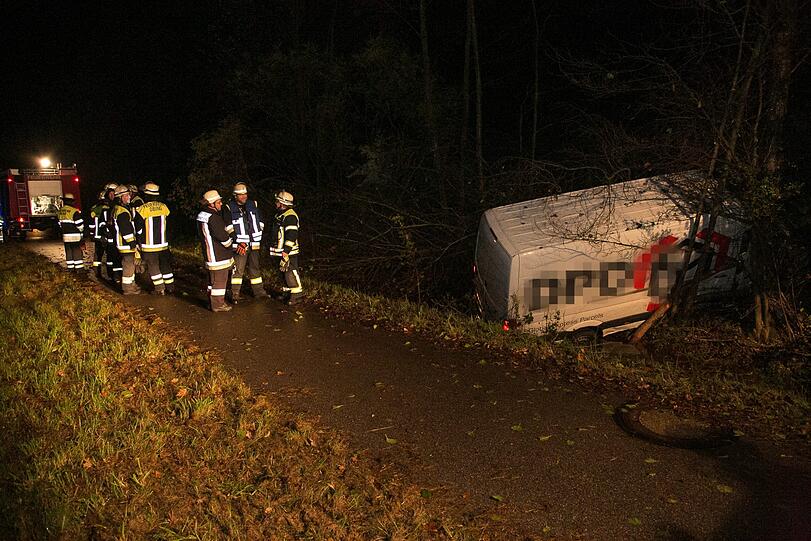 Abflug in den Bach: Nach einem Ausweichmanöver landete der Fahrer eines VW-Transporters im Bach.