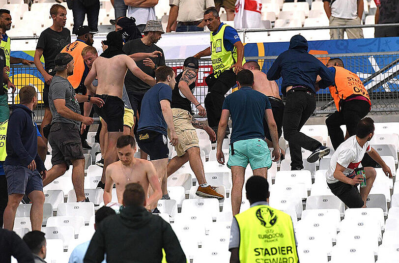 FLOPS - Hooligans: Englische und russische Hooligans lieferten sich in der Anfangsphase des Turniers wilde Schlägereien in Marseille. Später kam es im Stadion zu weiteren Attacken von durchtrainierten Russen. Die UEFA drohte dem russischen Verband anschließend mit dem Turnierausschluss. Ein vergleichsweise milde Strafe gab es dagegen für "Wiederholungstäter" Kroatien: Wegen rassistischen Fan-Verhaltens sowie des Zündens von Bengalos und Raketen beim Spiel gegen Tschechien (2:2) bekam der Verband von der UEFA eine Geldstrafe von 100.000 Euro.
