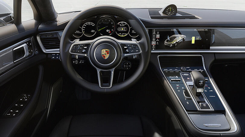 Die Bedienelemente sind typisch Porsche, typisch Panamera. Auf dem großen Display in der Mitte des Armaturenbretts wird das Energie-Management des Plug-in-Hybriden dargestellt.
