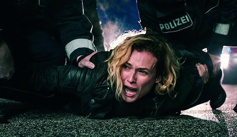 Katja (Diane Kruger) muss mit Gewalt von dem Tatort, an dem ihr Mann und ihr Sohn soeben umgekommen ist, ferngehalten werden.