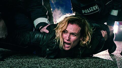 Katja (Diane Kruger) muss mit Gewalt von dem Tatort, an dem ihr Mann und ihr Sohn soeben umgekommen ist, ferngehalten werden.
