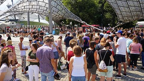 Stunden vor dem Konzert füllt sich der Platz vor dem Olympiastadion mit Ed-Sheeran-Fans. Die Bilder vom Fan-Andrang.