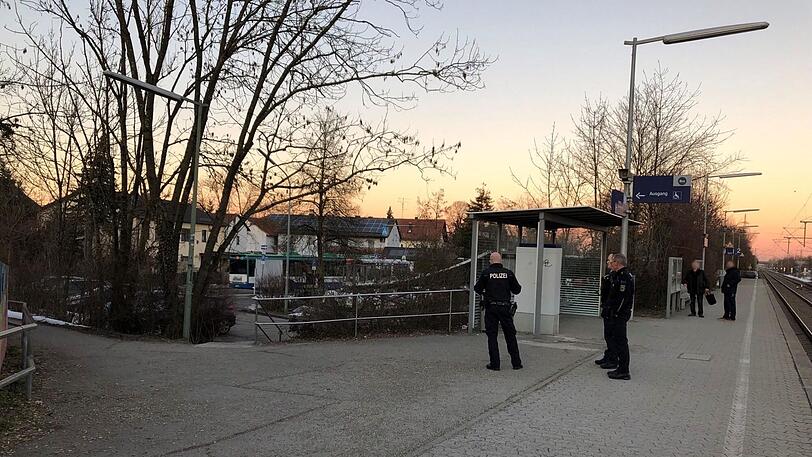 Beamte der Bundespolizei am Bahnhof Heimstetten.
