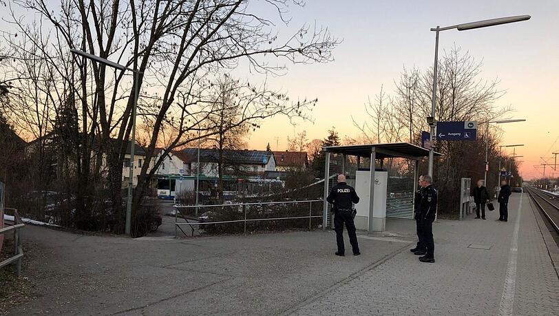 Beamte der Bundespolizei am Bahnhof Heimstetten. Beamte der Bundespolizei am Bahnhof Heimstetten.