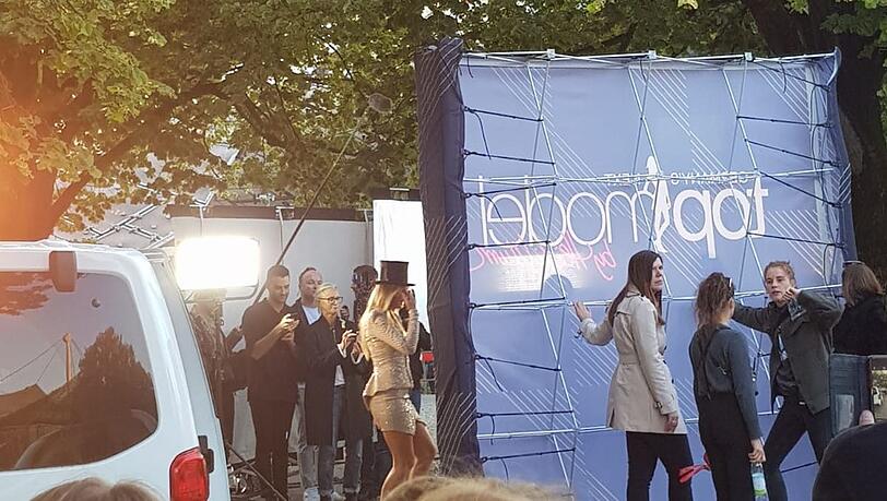 Heidi drehte hinter einer Aufstellwand einen Instagram-Clip.