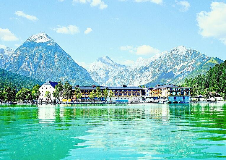 Von Bergen eingerahmt: das Travel Charme Fürstenhaus Am Achensee.
