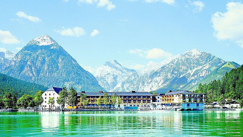 Von Bergen eingerahmt: das Travel Charme Fürstenhaus Am Achensee. Von Bergen eingerahmt: das Travel Charme Fürstenhaus Am Achensee.