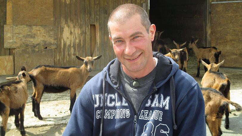 Manfred &ndash; der zärtliche Ziegenwirt
Alter: 41
Sternzeichen: Widder
Region: Bayern, Oberpfalz
Betrieb: Ziegenmilchbetrieb im Haupterwerb, 50 Hektar Grün- und Ackerland, 11 Hektar Wald, 120 Milchziegen, acht Pensionspferde, ein Hund, zehn Katzen
 
Umfeld: lebt allein auf dem Hof