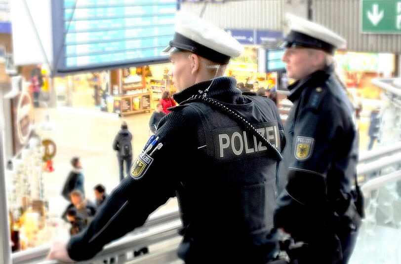 Eine Streife der Bundespolizei entdeckte eine betrunkene Obdachlose in der Nacht auf Dienstag am Münchner Hauptbahnhof. (Symbolbild)