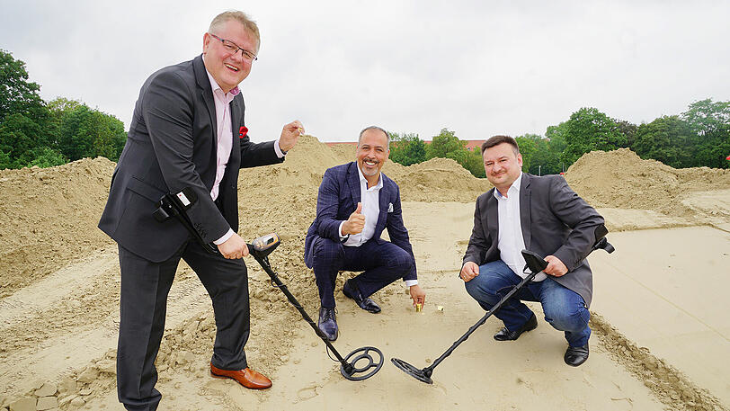 Sandkasten für Erwachsene (v.l.): Waldemar Manhart, Cengiz Ehliz und Arpad Levai von wee mit Gold.