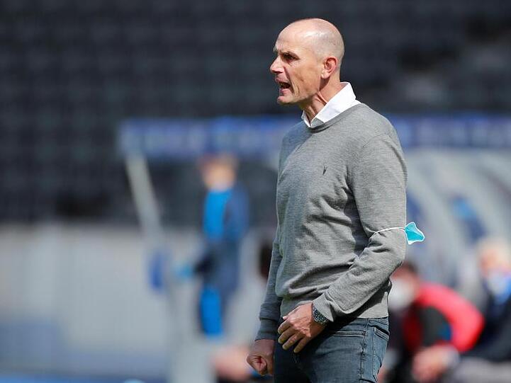 Der Trainer des FC Augsburg, Heiko Herrlich. Foto: Hannibal Hanschke/Reuters Pool/dpa/Archivbild