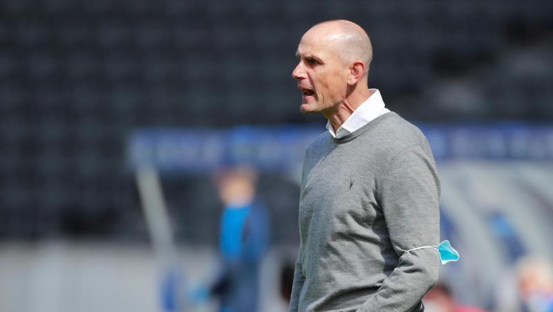 Der Trainer des FC Augsburg, Heiko Herrlich. Foto: Hannibal Hanschke/Reuters Pool/dpa/Archivbild Der Trainer des FC Augsburg, Heiko Herrlich. Foto: Hannibal Hanschke/Reuters Pool/dpa/Archivbild