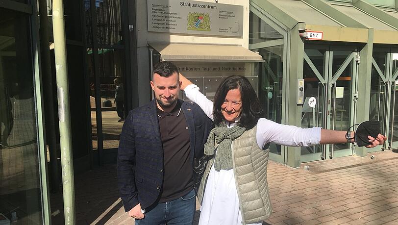 Freispruch: Silvia F. und ihr Sohn Luca freuen sich.