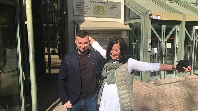 Freispruch: Silvia F. und ihr Sohn Luca freuen sich.
