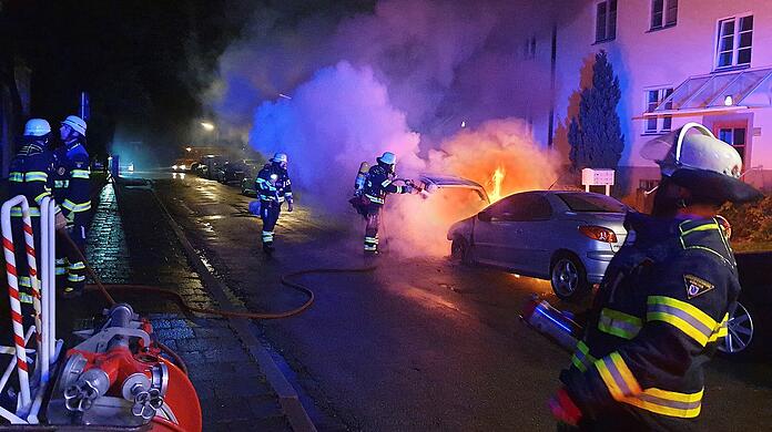 Zwei Autos brennen mitten in der Nacht in der Eschenstraße in Harlaching.