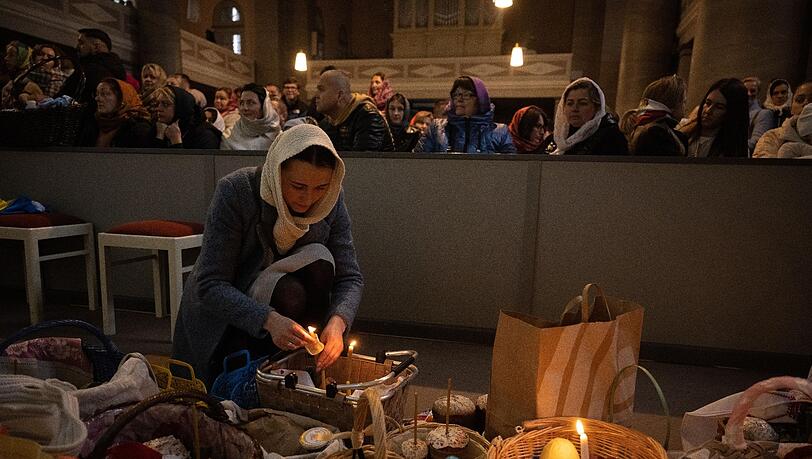 Mehrere hundert Ukrainer feiern in der Frankfurter Kirche St. Dionysius das Osterfest. Mehrere hundert Ukrainer feiern in der Frankfurter Kirche St. Dionysius das Osterfest.