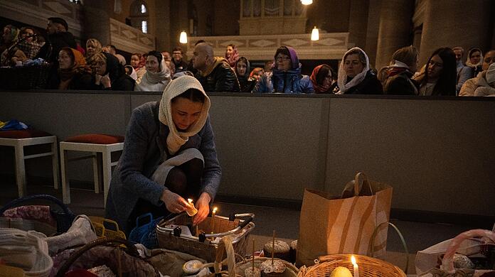 Mehrere hundert Ukrainer feiern in der Frankfurter Kirche St. Dionysius das Osterfest.