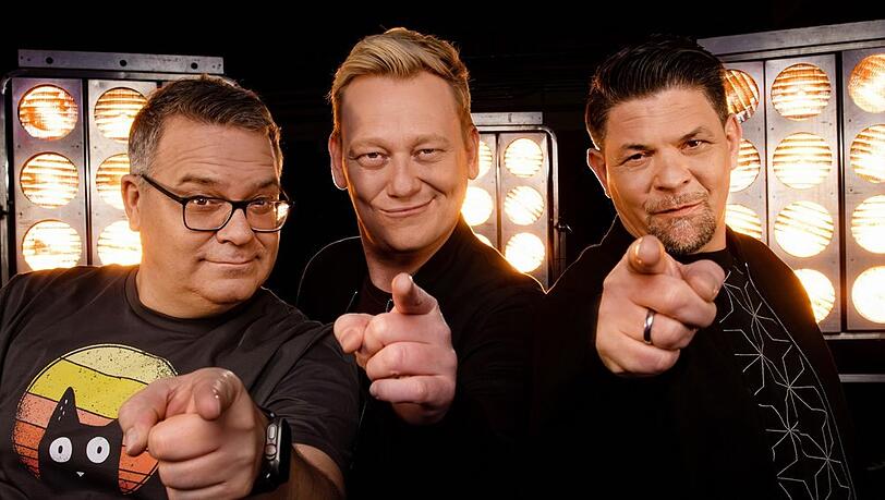 Elton, Knossi und Tim Mälzer (v.l.n.r.) treten in "Drei gegen Einen - Die Show der Champions" gegen echte Champions an.