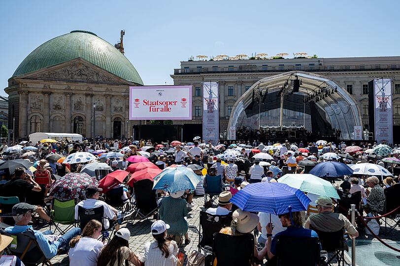 "Staatsoper für alle" mit der Staatskapelle Berlin neben der Staatsoper unter den Linden.