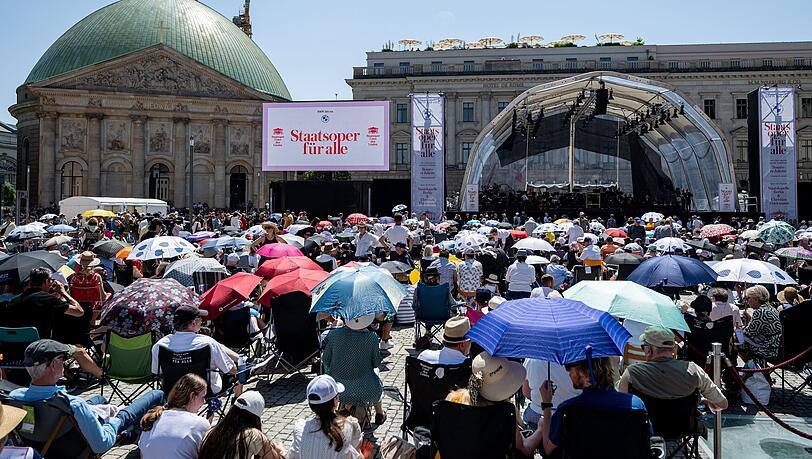 "Staatsoper für alle" mit der Staatskapelle Berlin neben der Staatsoper unter den Linden. "Staatsoper für alle" mit der Staatskapelle Berlin neben der Staatsoper unter den Linden.
