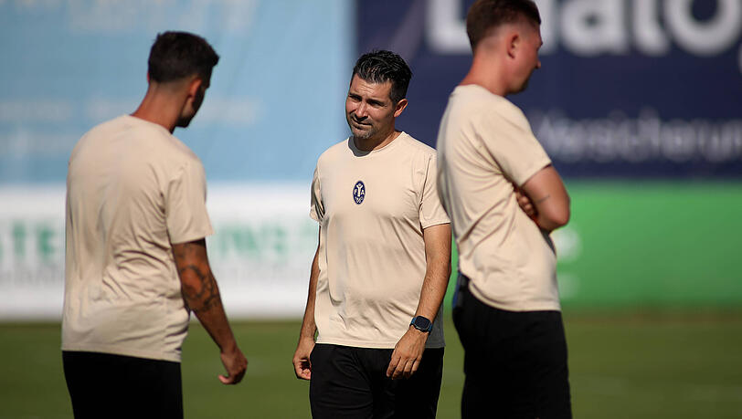 Der TSV 1860 um Chefcoach Alper Kayabunar hat ein F&uuml;hrungsproblem.