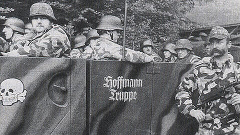 Martialisches Auftreten: Als Chef der rechtsextremistischen Wehrsportgruppe gefiel sich Karl-Heinz Hoffmann (rechts) am besten.