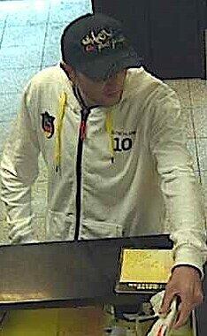 Wer hat den versuchten Banküberfall am Dienstag in der Schillerstraße beobachtet und kann sachdienliche Hinweise zum Täter geben? Mit diesem Foto fahndet die Polizei nach dem Täter.