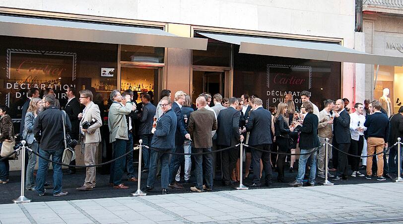 Großer Andrang vor der Bar.