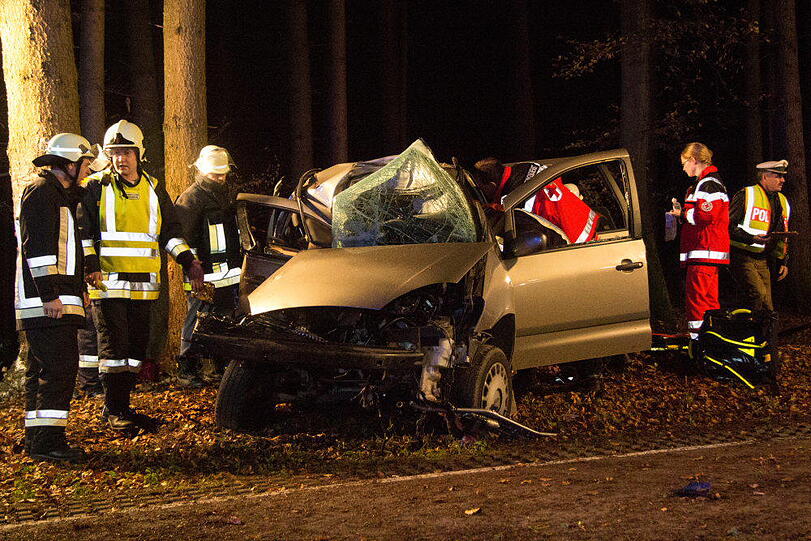 Eine Fahranfängerin verunglückte am Mittwochabend mit einer Beifahrerin im Waldstück bei Pallin, weil das Heck ausbrach. Beide wurden schwer verletzt. Das Auto wurde komplett beschädigt.