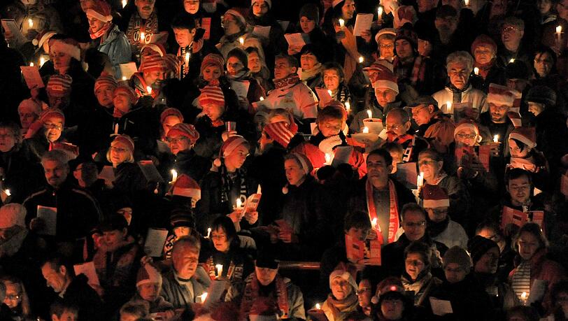 27.500 Fans von Eisern Union waren auch in diesem Jahr beim traditionellen Weihnachtssingen in der alten Försterei. 27.500 Fans von Eisern Union waren auch in diesem Jahr beim traditionellen Weihnachtssingen in der alten Försterei.