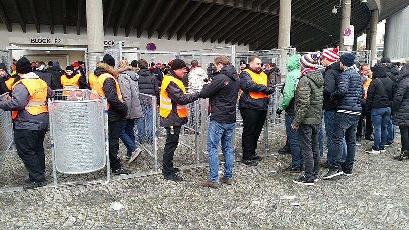 Vor dem Einlass ins Stadion wird scharf kontrolliert.
