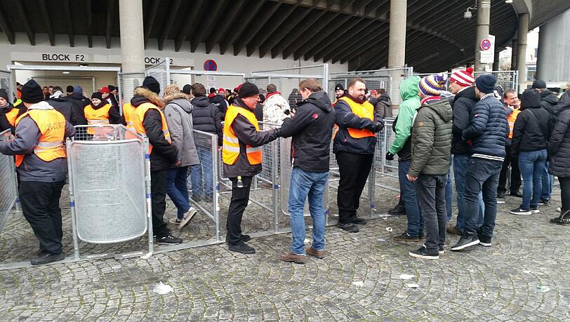 Vor dem Einlass ins Stadion wird scharf kontrolliert. Vor dem Einlass ins Stadion wird scharf kontrolliert.