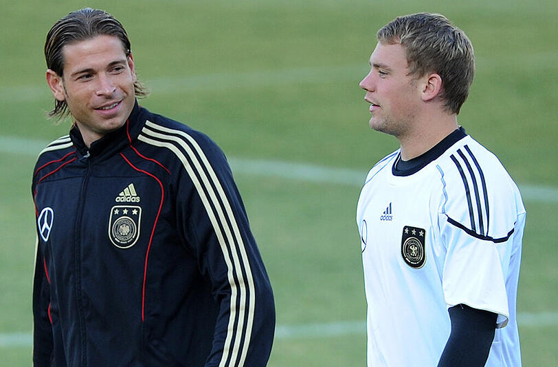 Einst Konkurrenten in der deutschen Nationalelf: Tim Wiese und Manuel Neuer (rechts) beim Training während der WM 2010 in Südafrika.