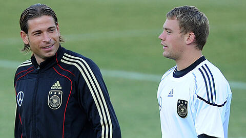 Einst Konkurrenten in der deutschen Nationalelf: Tim Wiese und Manuel Neuer (rechts) beim Training während der WM 2010 in Südafrika.
