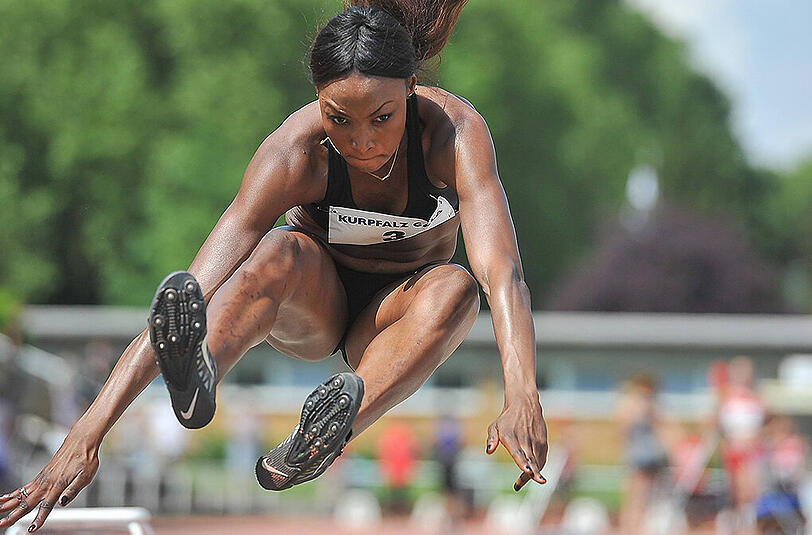 Weitspringerin Sosthene Moguenara ist längst ein Covergirl der deutschen Leichtathletik. Und nun die Nummer 1 auf der Welt in ihrer Disziplin: Bei der Kurpfalz-Gala in Weinheim flog sie auf 7,16 Meter hinaus - so weit wie noch keine andere Konkurrentin im Olympia-Jahr.