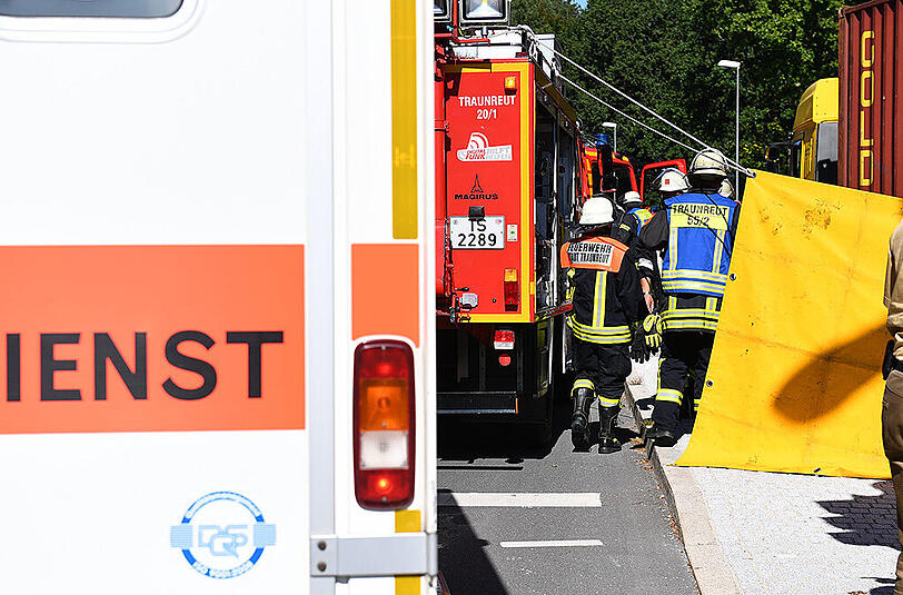 In Traunreut wurde eine Radlerin am Mittwoch von einem Lkw erfasst. Sie starb noch vor Ort. Die Feuerwehr sperrte die Kreuzung ab - die Bilder.