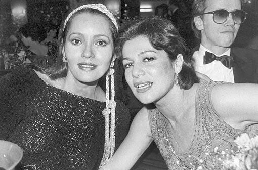 Tischnachbarinnen und Kolleginnen: US-Schauspielerin Barbara Carrera mit Hannelore Elsner 1984