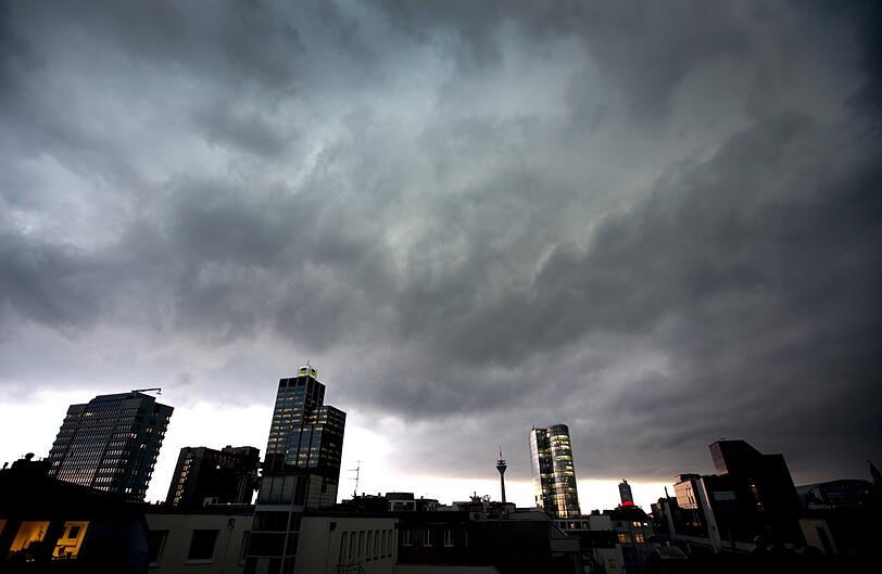 Auf strahlenden Sonnenschein folgten am Dienstag in weiten Teilen Deutschlands heftige Gewitter, welche Straßen überschwemmten und Dächer zum Einsturz brachten - die Bilder.