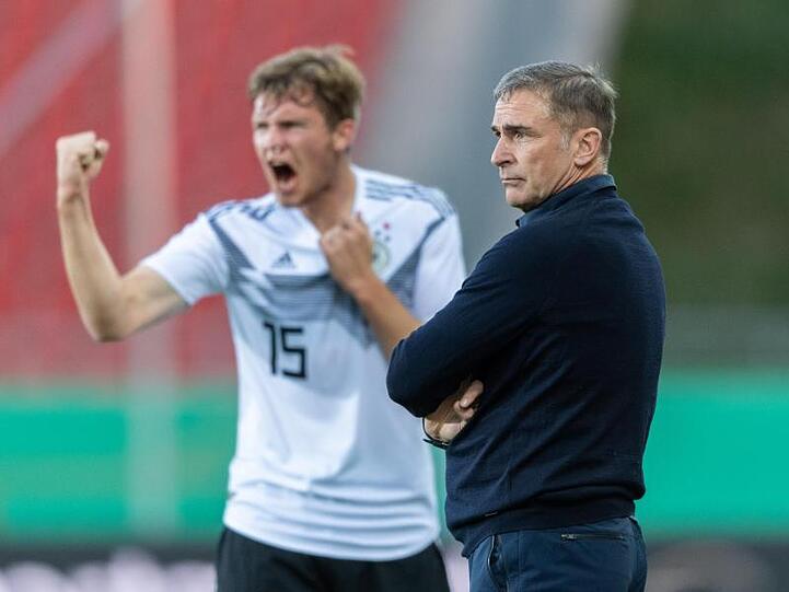 U21-Bundestrainer Stefan Kuntz (r) hat alles im Blick, Luca Kilian feiert das 2:0 gegen Griechenland.