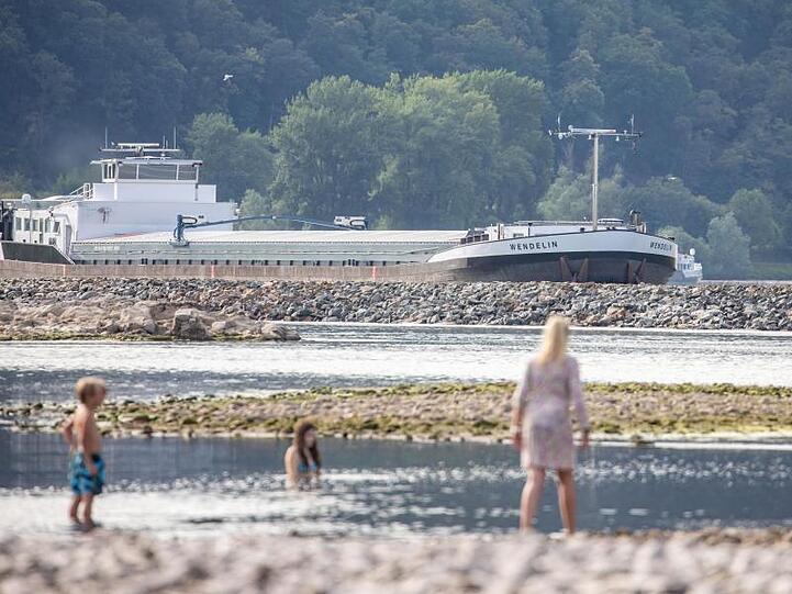 Kaum noch Wasser unterm Kiel: Ein Binnenschiff ist im Juli 2018 auf dem Rhein zwischen Bingen und Rüdesheim unterwegs.