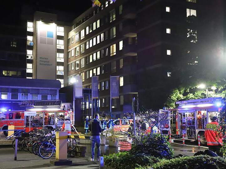 Einsatzkräfte der Feuerwehr vor dem Krankenhaus in Düseldorf.