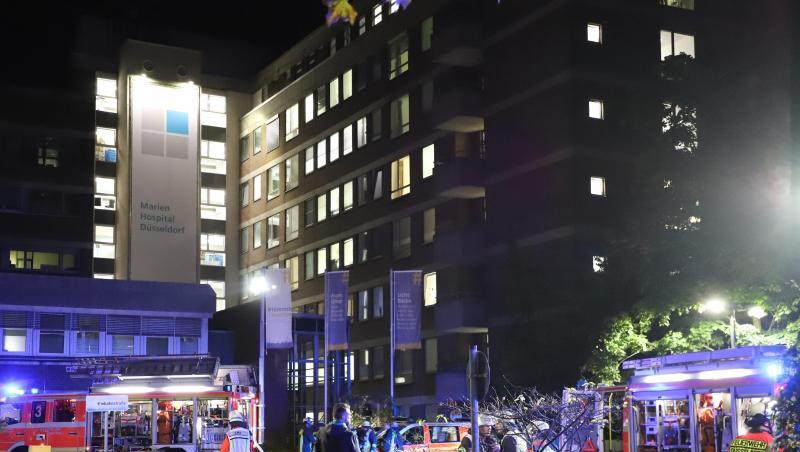 Einsatzkräfte der Feuerwehr vor dem Krankenhaus in Düseldorf. Einsatzkräfte der Feuerwehr vor dem Krankenhaus in Düseldorf.