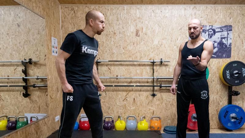 Frank Stäbler (l) bläst während eines Atemtrainings eine Kerze aus, die sein Atemtrainer Yasin Seiwasser hält.