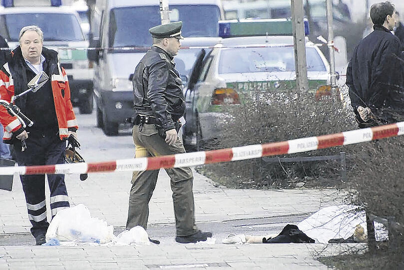 Polizisten sperren den Tatort. Mitten auf der Kreuzung Schwanthaler- und Ganghoferstraße wurde die Türkin erschossen. Wenig später wird die Tote abtransportiert.
