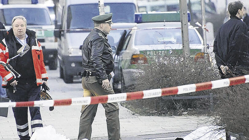 Polizisten sperren den Tatort. Mitten auf der Kreuzung Schwanthaler- und Ganghoferstraße wurde die Türkin erschossen. Wenig später wird die Tote abtransportiert. Polizisten sperren den Tatort. Mitten auf der Kreuzung Schwanthaler- und Ganghoferstraße wurde die Türkin erschossen. Wenig später wird die Tote abtransportiert.