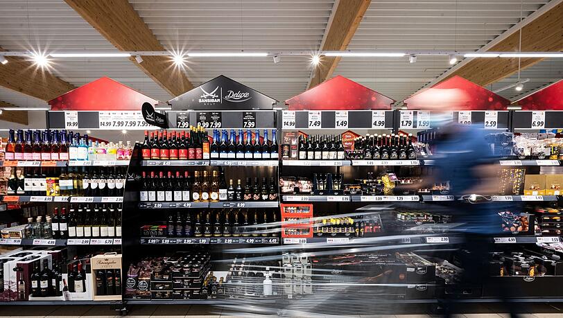 Bei den meisten Menschen wird an Weihnachten aufwendig gekocht. Discounter wie Lidl und Aldi versuchen deshalb, die Kunden mit günstigen Angeboten anzulocken. Bei den meisten Menschen wird an Weihnachten aufwendig gekocht. Discounter wie Lidl und Aldi versuchen deshalb, die Kunden mit günstigen Angeboten anzulocken.