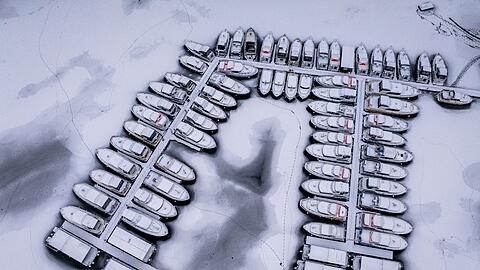 Abgesehen von vereinzelten offenen Engstellen liegt eine geschlossene Eisdecke &uuml;ber den Mecklenburger Oberseen.