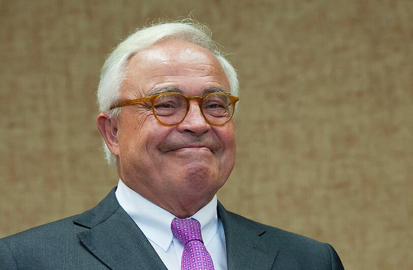 Der ehemalige Vorstandssprecher der Deutschen Bank, Rolf Breuer, steht in München an der Anklagebank und wartet auf den Auftakt seines Prozesses vor dem Landgericht.