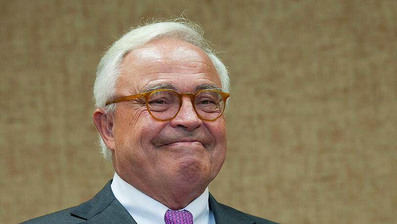 Der ehemalige Vorstandssprecher der Deutschen Bank, Rolf Breuer, steht in München an der Anklagebank und wartet auf den Auftakt seines Prozesses vor dem Landgericht. Der ehemalige Vorstandssprecher der Deutschen Bank, Rolf Breuer, steht in München an der Anklagebank und wartet auf den Auftakt seines Prozesses vor dem Landgericht.